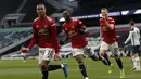 Gelandang Manchester United, Mason Greenwood (kiri) berselebrasi usai mencetak gol ke gawang Tottenham Hotspur pada pertandingan lanjutan Liga Inggris di Stadion Tottenham Hotspur di London, Senin (12/4/2021). MU menang atas Tottenham 3-1. (Adrian Dennis/Pool via AP)