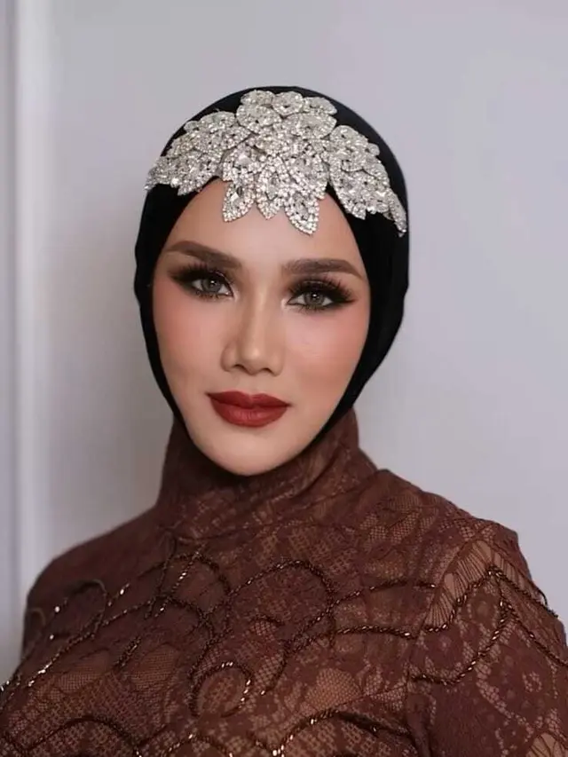 Potret Detail Dress Mulan Jameela di Intimate Dinner/Gambar via tiktok.com @rezaazrumakeup