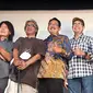 Direktur BCA Antonius Widodo (tengah), Founder Jazz Gunung Indonesia Sigit Purnomo (kedua kanan), Butet Kartaredjasa (kedua kiri), Musisi sekaligus Pengisi Acara Jazz Gunung Bromo 2022 Achmad Albar (kanan) dan Ian Antono (kiri) foto bersama usai Press Conference Jazz Gunung Bromo 2022 di Institut Francais Indonesia (IFI) Jakarta, Selasa (05/07/2022). (Liputan6.com/Fery Pradolo)