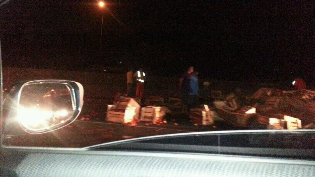 Peti Kayu Isi Tomat Bertebaran di KM 21 Tol Cikampek