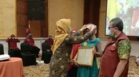 Titik Suryawati merupakan KPM PKH yang mendapatkan penghargaan graduasi tahun 2020 dari Kementerian Sosial (Liputan6.com/Ahmad Adirin)