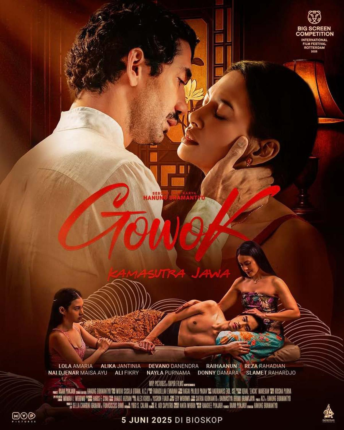 7 Potret Reza Rahadian Pakai Beskap Merah di Gala Night Film 'GOWOK', Ungkap Rahasia Kamasutra Jawa