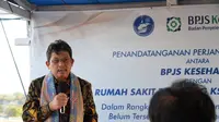 Direktur Utama Badan Perlindungan Jaminan Sosial (BPJS) Kesehatan, Ghufron Mukti saat meninjau secara langsung kondisi peralatan medis dalam kapal Rumah Sakit Terapung Ksatria Airlangga di pelabuhan rakyat Namosain, Kupang, Nusa Tenggara Timur, Minggu (16/7/2023). (Foto: Istimewa)