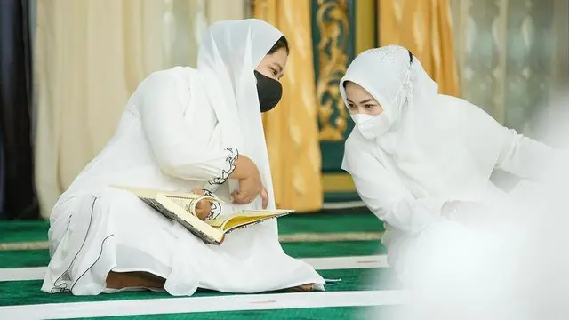 6 Potret Terbaru Kahiyang Ayu Menawan Berbalut Hijab, Banjir Pujian