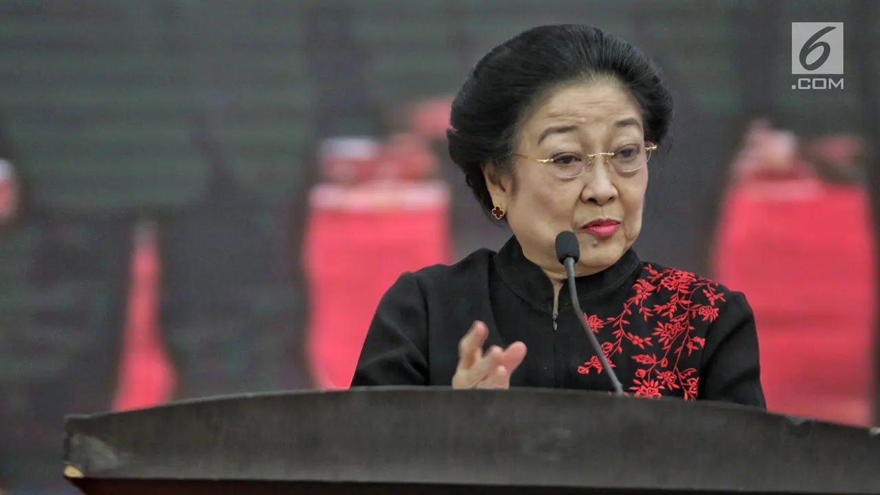 Megawati Serahkan KTA PDIP kepada Tokoh Agama hingga Purnawirawan TNI-Polri