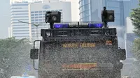 Kendaraan water canon menyiram ruas jalan protokol yang saat ini banyak debu hingga bersih. (Liputan6.com/Angga Yuniar)