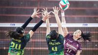 Maya Kurnia Indri dari Bank&nbsp;Jatim menghindari blok pemain Rajawali O2C pada final four Livoli Divisi Utama putaran kedua&nbsp;di GOR Ki Mageti, Magetan, Rabu (15/10).&nbsp;Bank Jatim menang&nbsp;3-2 (23-25, 25-17, 25-17, 21-25, 15-6). (foto: PBVSI).