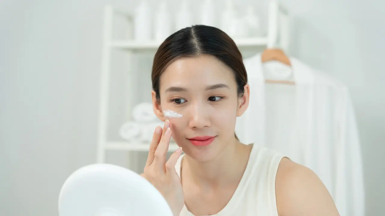 Hindari Breakout Akibat Over Skincare, Panduan Memperbaiki Kulit dengan Basic Routine yang Efektif