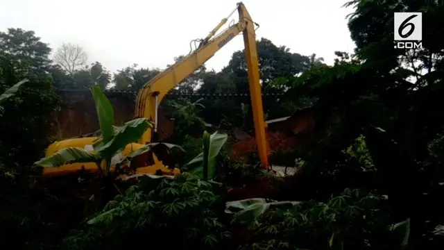 Ilham Muharam menjadi saksi korban selamat saat tanah longsor di Cijeruk, Maseng, Bogor.

Saat kejadian cuaca masih hujan, terdengar suara gemuruh dari atas dan terlihat tembok rumah pada retak. Bongkahan bangunan meninmpa kaki dan muka Ilham. (sab...