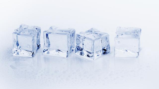 Ilustrasi es batu untuk wajah