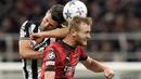 Bek Newcastle United, Fabian Schaer (kiri) berduel udara dengan gelandang AC Milan, Tommaso Pobega pada laga matchday pertama Grup F Liga Champions 2023/2024 menghadapi AC Milan di San Siro Stadium, Milan, Rabu (20/9/2023) dini hari WIB. (AP Photo/Antonio Calanni)