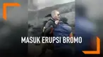 Seorang turis asing mencoba masuk ke area Gunung Bromo yang masih erupsi. Saking niatnya, ia bahkan mendorong penjaga yang menghalanginya.