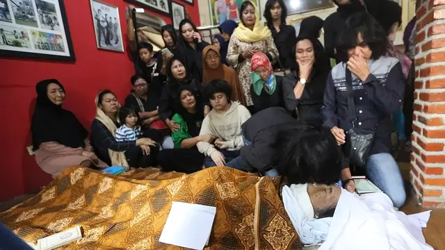 [Bintang] Suasana Rumah Duka Alm. Yon Koeswoyo