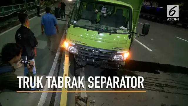 Akibat mengantuk, truk pengangkut batako dini hari tadi menghantam separtor bus transjakarta, diruas Mt Haryono, Tebet, Jakarta Selatan. Akibatnya, sejumlah separtor hancur dan truk ringsek pada bagian depan.