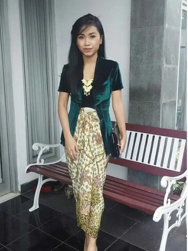 6 Potret Gaya Ayya Renita saat Pakai Kebaya dan Batik, Tetap Menawan