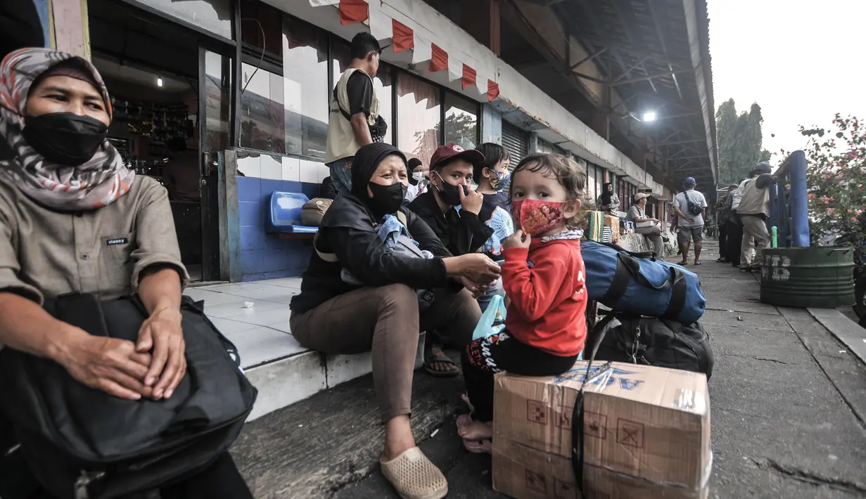 <p>Calon penumpang saat menunggu jadwal keberangkatan bus antarkota antarprovinsi (AKAP) di Terminal Kampung Rambutan, Jakarta, Senin (25/4/2022). Berdasarkan data per Minggu (24/4), sebanyak 1.118 penumpang berangkat dari terminal ini. (merdeka.com/Iqbal S. Nugroho)</p>