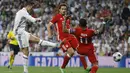 Cristiano Ronaldo melakukan tembakan mematikan melewati adangan para pemain Bayern Munchen pada leg kedua perempatfinal Liga Champions di Santiago Bernabeu stadium, Madrid, (18/4/2017). Ronaldo cetak tiga gol. (AP/Francisco Seco)