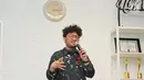 Penyanyi Kunto Aji memberikan keterangan saat rilis single di kawasan Kemang, Jakarta, Kamis (23/11). Menurut Kunto Aji, pembuatan lagu tersebut dilakukan dengan pendekatan sangat pribadi. (Liputan6.com/Herman Zakharia)