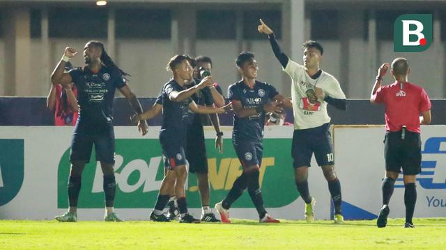 Foto: Dua Gol Carlos Fortes Warnai Kemenangan 3-0 Arema FC atas Persela dalam Derbi Jatim di BRI Liga 1