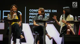 Artis dan presenter Maria Selena (kiri) saat menjadi narasumber dalam Conference on Indonesian Foreign Policy 2017 di Jakarta, Sabtu (21/10). Dalam kesempatan ini para pembicara menceritakan perjalanan pribadi masing-masing. (Liputan6.com/Faizal Fanani)