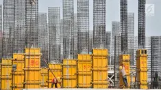 Pekerja memasang besi saat menyelesaikan pembangunan rumah susun (Rusun) DP 0 rupiah Klapa Village, Jakarta, Kamis (11/10). Progres pembangunan rusun tersebut saat ini memasuki tahap pembangunan lantai tiga. (Merdeka.com/Iqbal Nugroho)