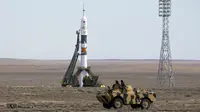 Pesawat luar angkasa, Soyuz TMA-18M saat akan siap landas di kosmodrom Baikonur, Kazakhstan,Rabu (2/9/2015). Pesawat akan diberangkatkan pada pagi ini. (REUTERS/Shamil Zhumatov)