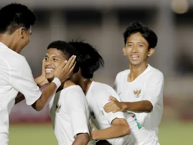 Pemain Timnas Indonesia U-16 merayakan gol yang dicetak oleh Alfin Lestaluhu ke gawang Filipina pada laga babak Kualifikasi Piala AFC U-16 2020 di Stadion Madya, Jakarta, Senin (16/9/2019). Indonesia menang 4-0 atas Filipina. (Bola.com/M Iqbal Ichsan)