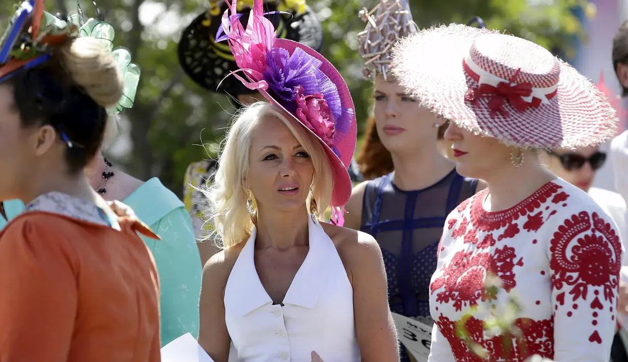Seorang wanita berdandan "Housewife Style Era" tahun 50-an saat menghadiri perlombaan pacuan kuda Melbourne Cup di Flemington Racecourse di Melbourne ,Australia, (3/11/2015). Lomba pacuan kuda ini menjadi yang termahal di Australia. (REUTERS/Hamish Blair)