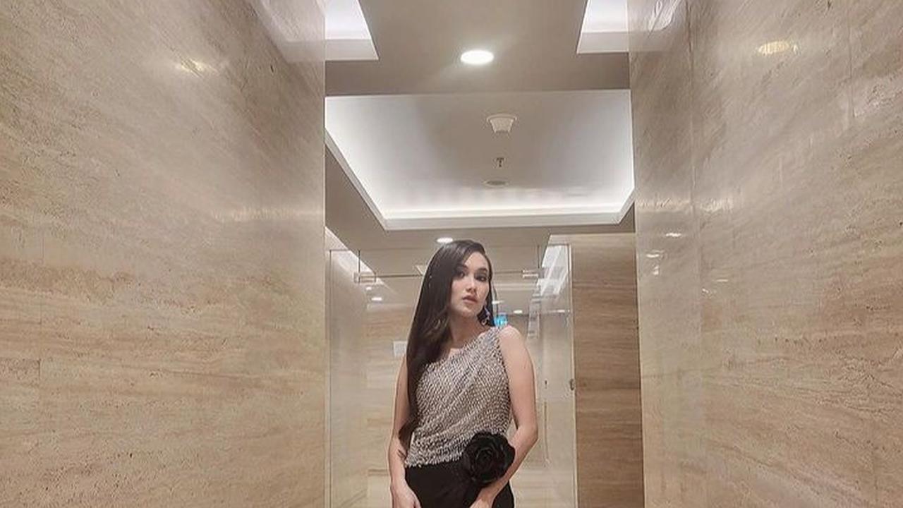 Tak hanya memiliki suara merdu, penampilan Ayu Ting Ting kembali menjadi perbincangan.&nbsp;<br>