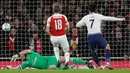 Penyerang Tottenham Hotspur, Son Heung-min mencetak gol pertama untuk timnya ke gawang Arsenal pada perempat final Piala Liga Inggris di Stadion Emirates, Kamis (20/12). Tottenham melaju ke babak semifinal usai menaklukkan Arsenal 2-0. (AP/Frank Augstein)