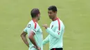 Pemain Portugal, Pepe  dan Ronaldo berdiskusi saat latihan jelang melawan Polandia di Centre National de Rugby, Marcoussis, Prancis. (28/6/16).  (EPA/Miguel A. Lopes)