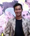 Meski diwarnai pro dan kontra, Ade Firman Hakim santai menghadapi perannya sebagai Sandra. Dalam film terbarunya, Ade memerankan transgender. Pro kontra warnai setelah trailer film Bid'ah Cinta resmi dirilis. (Nurwahyunan/Bintang.com)