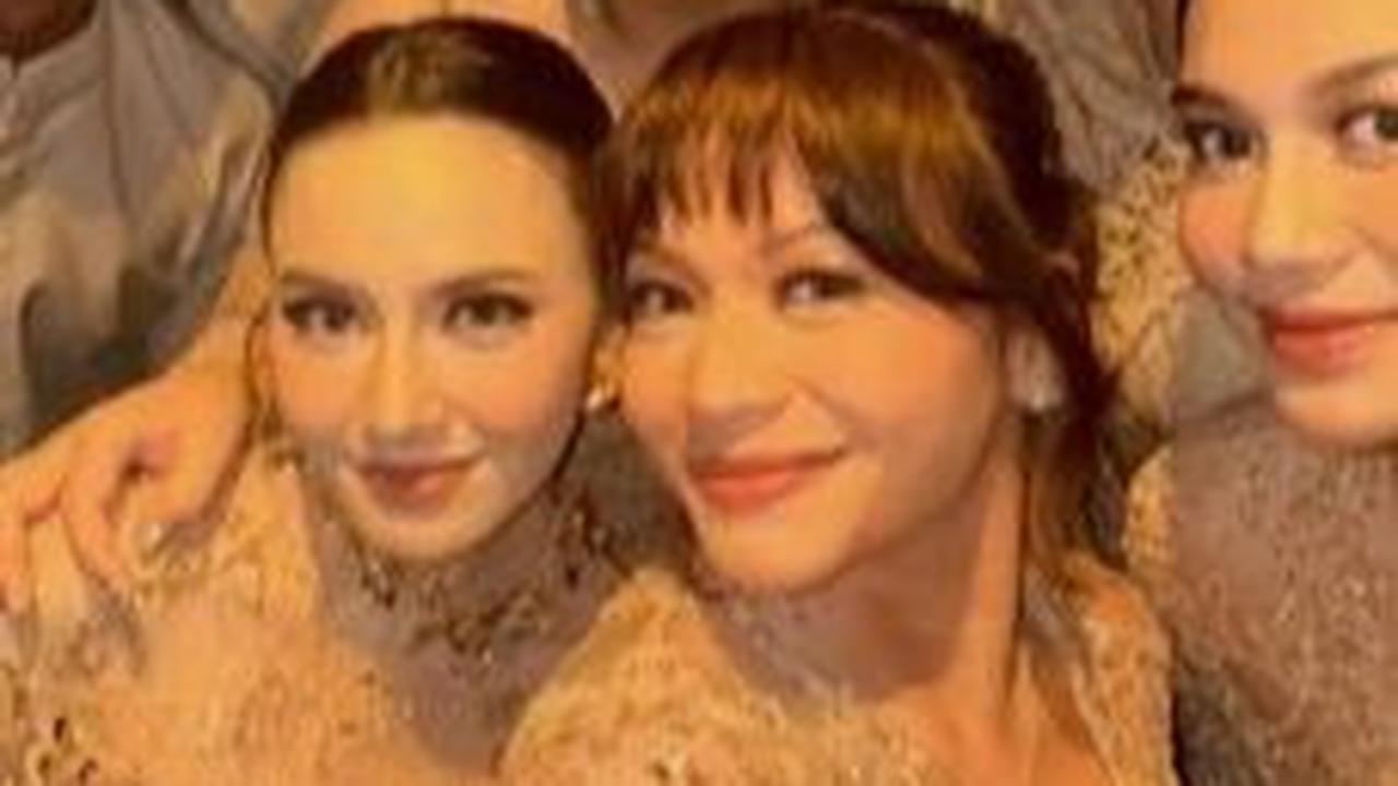 Mahalini terlihat juga berada di deretan bridesmaid. Istri dari Rizky Febian ini tampil memukau dengan kebaya bustier. Pada bagian atas, Lini memilih menutup area dada dengan payet sederhana.