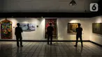 Pengunjung mengamati lukisan yang ditampilkan dalam pameran bertajuk "Hai, Kamu!" di Balai Budaya, Jakarta, Kamis (4/11/2021). Pameran untuk mengenang penyair WS Rendra (1935-2009) ini menampilkan 19 karya dari 15 pelukis yang terinspirasi dari karya puisi WS Rendra. (Liputan6.com/Faizal Fanani)