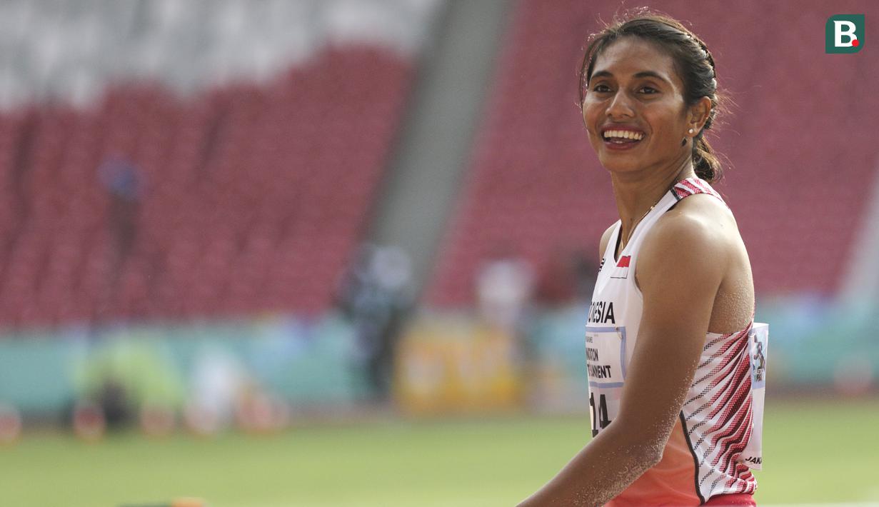 Senyum atlet Indonesia Maria Natalia Londa usai melakukan lompatan dalam final lompat jauh putri18th Asian Games Invitation Tournament di Stadion Utama Gelora Bung Karno, Senayan, Minggu (11/2). Maria Natalia Londa menyabet medali emas dengan lompatan sej