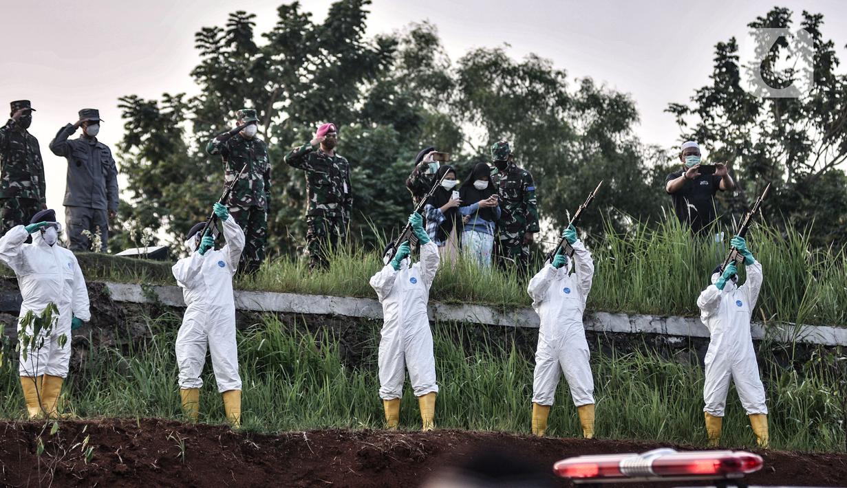 Petugas mengenakan alat pelindung diri (APD) dan baju hazmat saat proses pemakaman pasien Covid-19 di TPU Pondok Ranggon, Jakarta, Kamis (24/9/2020). Jumlah kumulatif kasus Covid-19 di Indonesia mencapai 262.022 orang per Kamis (24/9) dengan 10.105 jiwa meninggal dunia. (merdeka.com/Iqbal Nugroho)