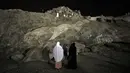 Jemaah calon haji berada di Bukit Jabal Rahmah, saat mereka tiba di Arafah untuk menjalani wukuf di luar kota suci Mekah, Arab Saudi (30/8).  Bukit Jabal Rahma dikenal sebagai bukit kasih sayang. (AP Photo / Khalil Hamra)