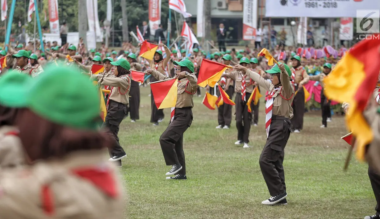 Para peserta pramuka menunjukan keahlianya dalam perayaan HUT ke-57 Pramuka di Lapangan Gajah Mada, Cibubur, Jakarta, Selasa (14/8). Perayaan ke-57 Pramuka kali ini mengangkat tema 'Pramuka Perekat NKRI'. (Liputan6.com/Faizal Fanani)
