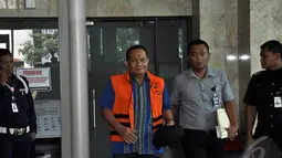 Mantan Hakim ad hoc di Pengadilan Tipikor Bandung Ramlan Comel keluar dari gedung KPK dengan menggunakan rompi kuning dan dikawal oleh petugas, jakarta, selasa (23/9). (Liputan6.com/Miftahul Hayat) 
