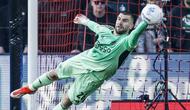Aksi penjaga gawang Timnas Indonesia, Maarten Paes sat memperkuat Ajax Amsterdam bertandang ke markas Feyenoord Rotterdam dalam lanjutan Eredivisie 2025/2026, Minggu (22/3/2026) malam WIB. (Instagram Maarten Paes)
