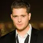 Selain memiliki suara emas, wajah tampan Michael Buble juga jadi alasan Yati Octavia menonton konser pelantun It's A Beautiful Day itu.