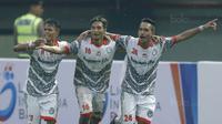 Para pemain Martapura FC merayakan gol yang dicetak Qischil Gandrum Minny ke gawang Martapura FC pada laga 8 besar Liga 2 Indonesia di Stadion Patriot, Bekasi, Kamis (9/11/2017). Persis kalah 0-1 dari Martapura FC. (Bola.com/M Iqbal Ichsan)