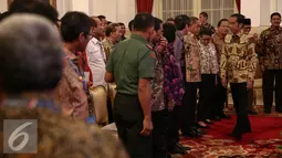 Presiden Jokowi menyalami para peserta dalam Rapat Koordinasi Nasional Satgas 115 di Istana Negara, Jakarta, Rabu (29/6). Jokowi mengapresiasi tugas Satgas 115 dalam menumpas illegal fishing di perairan Indonesia. (Liputan6.com/Faizal Fanani)