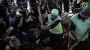 Keluarga dan kekasih almarhum Andika Putra Sahadewa, Nicky Santoso saat pemakaman  di TPU Sunan Giri, Rawamangun, Jakarta, Selasa (10/9). Andika Putra Sahadewa meninggal diduga terkena serangan jantung. (Liputan6.com/Faizal Fanani)