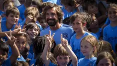 Andrea Pirlo saat foto bersama dengan pemain junior Major League Soccer (MLS) New York City FC di sebuah kamp di New York, AS (23/7/2015). Pirlo dikontrak dengan durasi dua setengah musim pada bursa transfer musim panas ini. (REUTERS/Mike Segar)