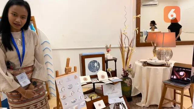 Gabriela Aziya Wardhana, mahasiswa jurusan Creative Business di ESMOD mempresentasikan karyanya di Jury Day pada Rabu (14/8/2024). (Dok: Liputan6.com/dyah)