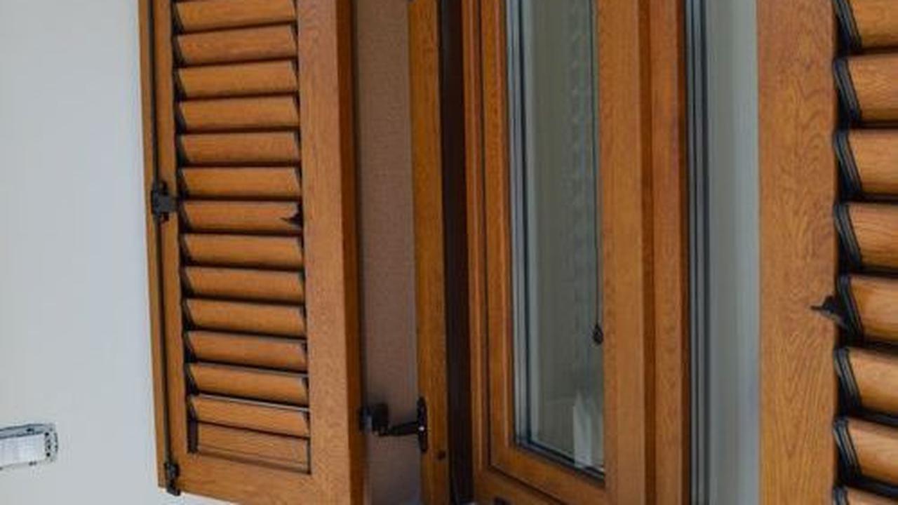 Jendela Lipat Kayu