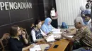 Kepala Bagian Dukungan Pelayanan Pengaduan Komnas HAM, Imelda Saragih (kedua kiri) saat menerima pengaduan Yayasan Penelitian Korban Pembunuhan 1965/1966 (YPKP 65) terkait temuan 346 kuburan massal di Gedung Komnas HAM, Jakarta, Kamis (3/10/2019). (Liputan6.com/Helmi Fithriansyah)