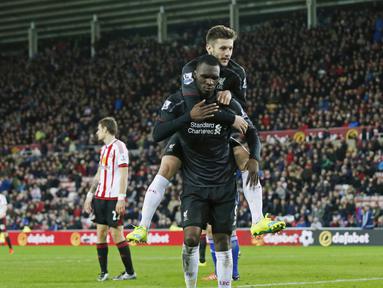 Pemain Liverpool, Christian Benteke merayakan gol bersama Adam Lalana saat bertandang ke markas Sunderland pada lanjutan Liga Premier Inggris di Stadion Light, Inggris, Kamis (31/12/31) dini hari WIB. (Reuters/Andrew Yates)