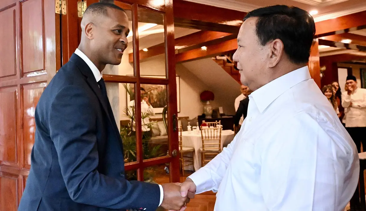 Presiden Prabowo Subianto mengundang ofisial serta jajaran pemain tim nasional sepakbola Indonesia untuk makan siang dalam momen Idul Adha 1446 Hijriah di rumahnya di Jalan Kertanegara Nomor 4, Jakarta Selatan, pada Jumat 6 Juni 2025. (Foto: Cahyo - Biro Pers Sekretariat Presiden)